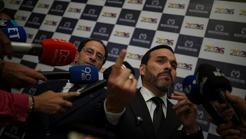 O candidato presidencial colombiano Abelardo de la Espriella (à direita) oficializa sua campanha para as eleições presidenciais com seu companheiro de chapa, José Manuel Restrepo (à esquerda), em Cali, Colômbia, em 13 de março de 2026.