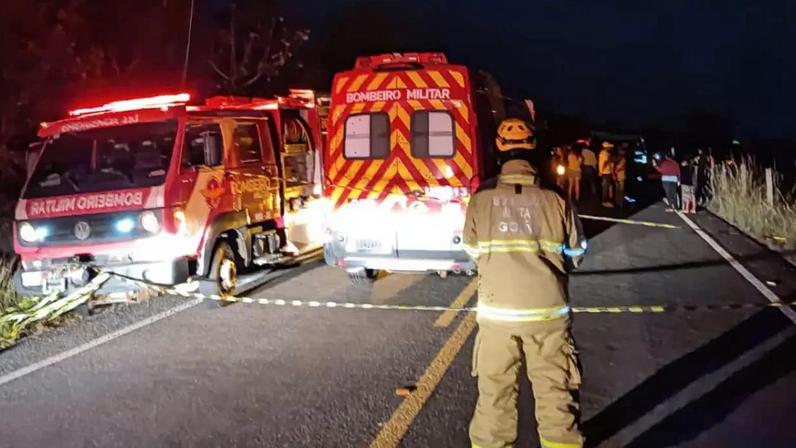 Resgate após acidente que deixou cinco mortos na rodovia GO-518, em Goiás (Corpo de Bombeiros Militares de Goiás/Divulgação)
