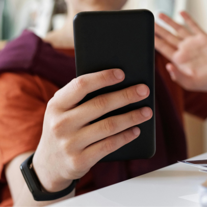 Além do tempo de tela, o que os jovens fazem no celular