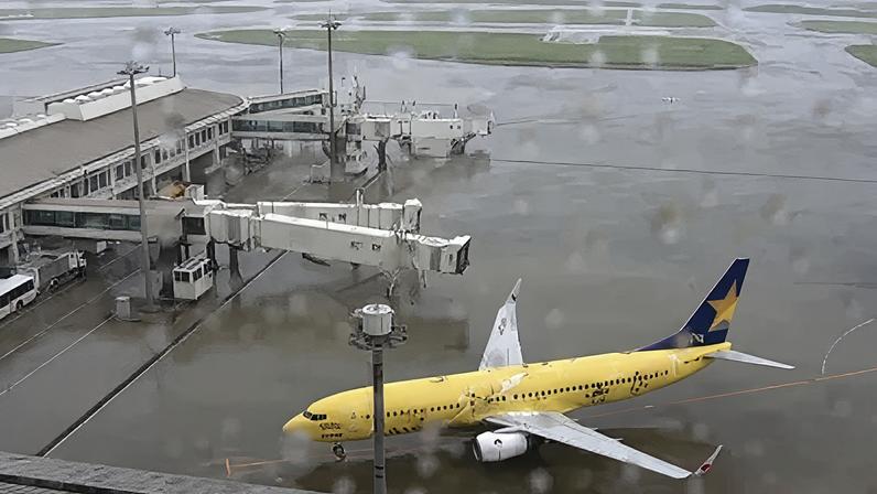Aeroporto de Naha, em Okinawa, Japão, tem voos cancelados com chegada de tempestade tropical