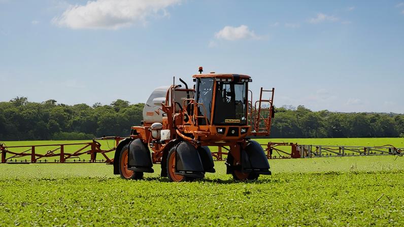 Atualmente, o estoque total de crédito ligado ao agronegócio soma R$ 1,226 trilhão, considerando operações bancárias e extrabancárias; na imagem, maquinário agrícola em uma plantação