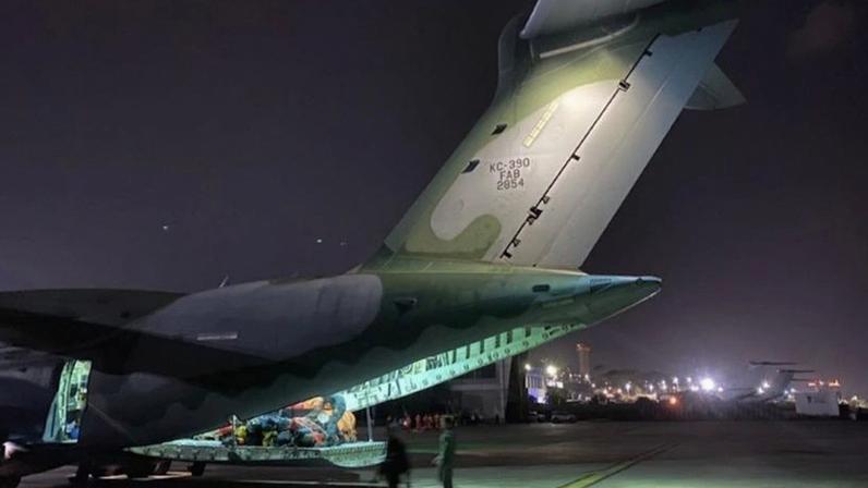 Brasil envia 3º avião com ajuda humanitária à Venezuela