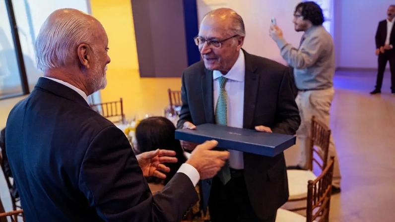 O vice-presidente Geraldo Alckmin com o presidente do Grupo FarmaBrasil, Reginaldo Arcuri (Lucas Mendez/Divulgação)