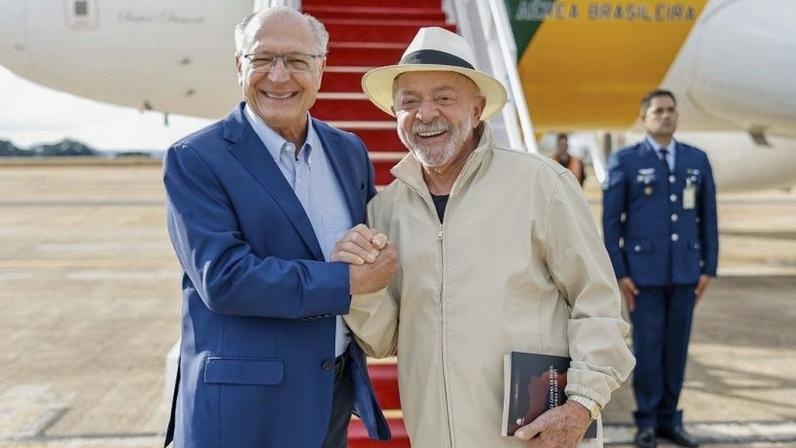 O presidente Lula viajou no domingo (14.jun.2026) para a França. O vice Geraldo Alckmin assume a presidência até o seu retorno