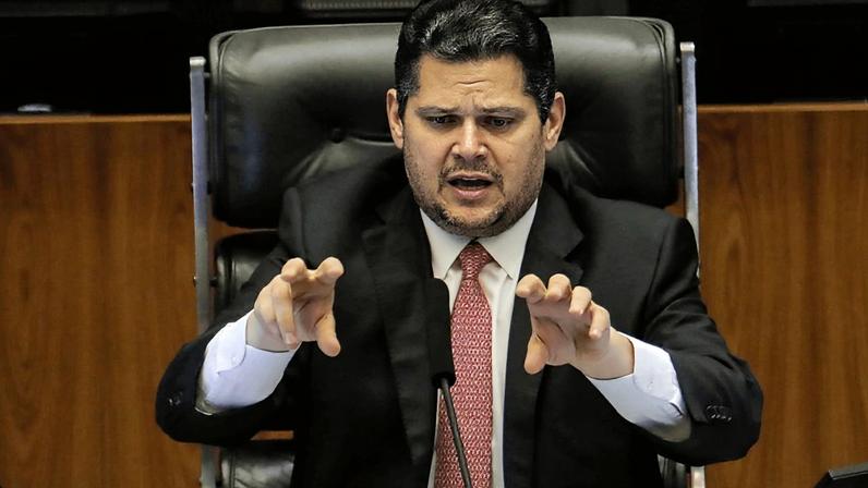 Alcolumbre encaminha pauta de R$ 30 bi para votação nesta semana