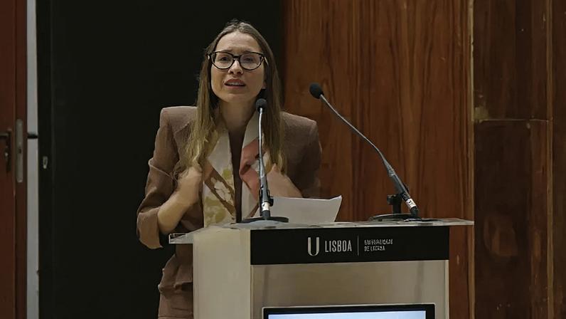 A advogada Aline Osório discursa durante o 14º Fórum de Lisboa nesta 2ª feira (1º.jun.2026)