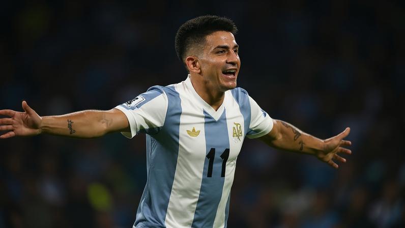 Thiago Almada comemora em Uruguai x Argentina. (foto: Eitan ABRAMOVICH / AFP)