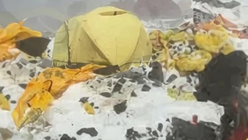 Alpinista mostra lixo em acampamento no topo do Monte Everest