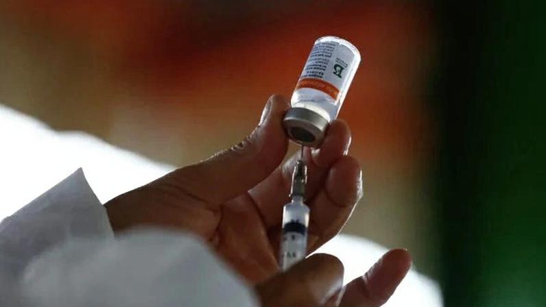 Alta procura por vacina contra CoViD provoca aglomerações em pontos de vacinação contra covid em Goiânia 26