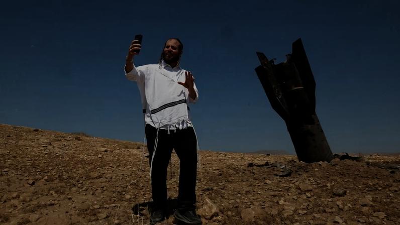 Colono israelense faz selfie ao lado de míssil iraniano: novos ataques (Foto: Ammar Awad / Reuters)