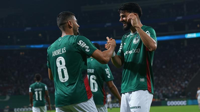 Andreas Pereira e Flaco López comemoram gol do Palmeiras; jogadores são destaques do clube no ano (Foto: Ettore Chiereguini / AGIF / Folhapress)
