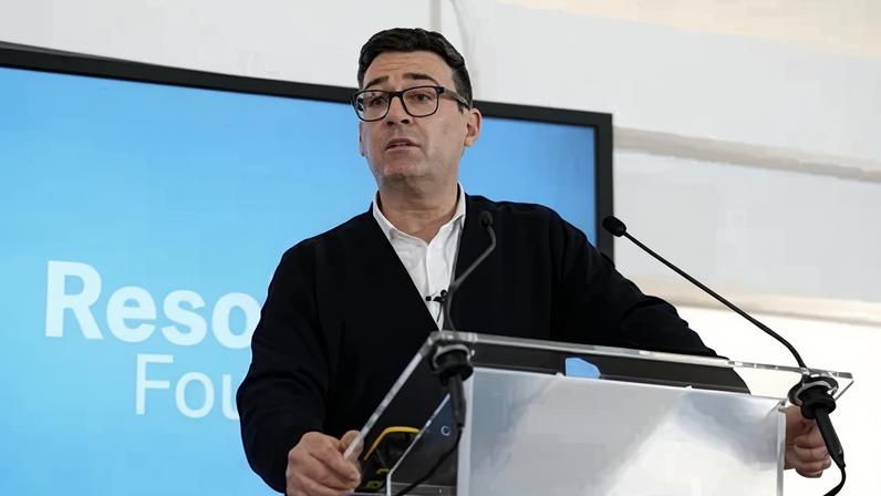 Andy Burnham, discursando em um evento da Resolution Foundation sobre famílias em idade ativa, no Methodist Central Hall, no centro de Londres, em 10 de fevereiro de 2026.