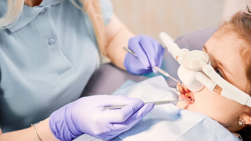 Menina recebe anestesia em consulta com dentista - Metrópoles