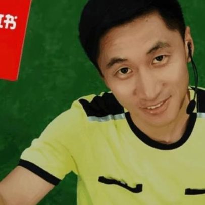 Árbitro chinês que atuou como representante na Copa vira celebridade