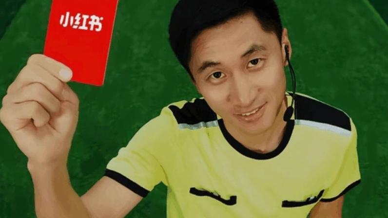 Árbitro chinês que atuou como representante na Copa vira celebridade