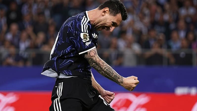 Lionel Messi celebra gol contra a Jordânia