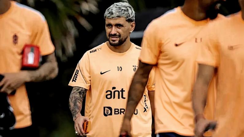 Arrascaeta em treino da seleção uruguaia: ele ainda não se recuperou de lesão (Foto: Divulgação / AUF)