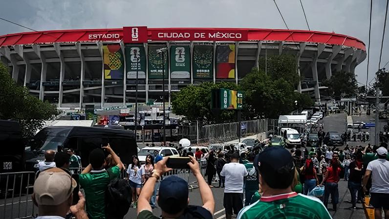 Arredores do Estádio Cidade do México antes da estreia da Copa do Mundo