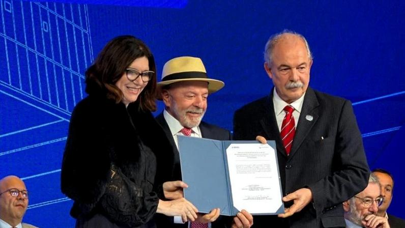 A presidente da Petrobras, Magda Chambriard, o presidente da República, Luiz Inácio Lula da Silva, e o presidente do BNDES, Aloizio Mercadante, participaram da assinatura da parceria durante evento no Rio de Janeiro