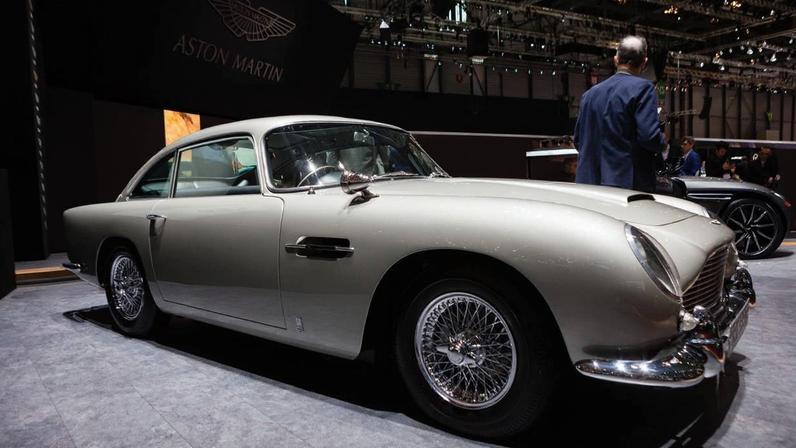 Carro clássico de 1963 com 282 cv, ícone de espionagem nas telas