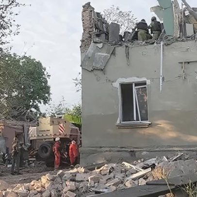 Ataque russo atinge área residencial em Kharkiv e deixa um morto