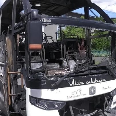 Drone atinge ônibus em área controlada pela Rússia; sete mortos