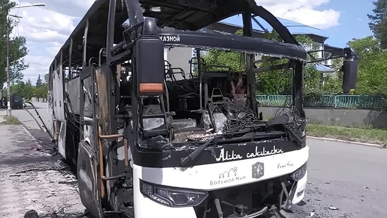 Ataque de drone ating ônibus em área controla pela Rússia na Ucrânia e deixa mortos e feridos