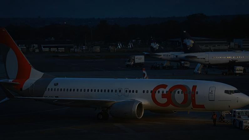 Aeronave da GOL estacionada em pátio de aeroporto; Comitê Gestor do Fnac aprovou regulamentação para o repasse