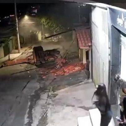 Guindaste desgovernado atinge carro e sofre dano a imóvel no Jardim Vitória, BH