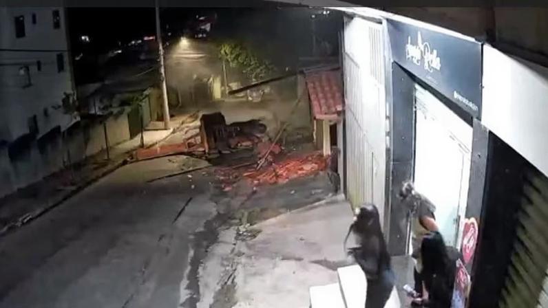 Guindaste tombado após descer rua descontroladamente e causar prejuízo