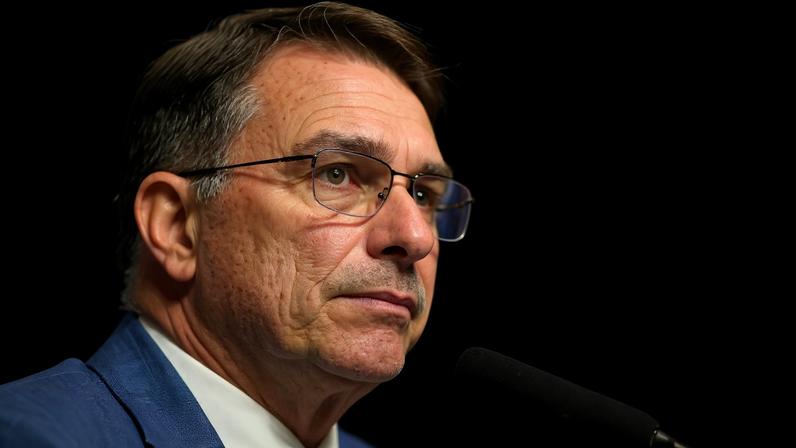 Pesquisa suspensa pelo TSE registrava queda de Flávio Bolsonaro diante de Lula