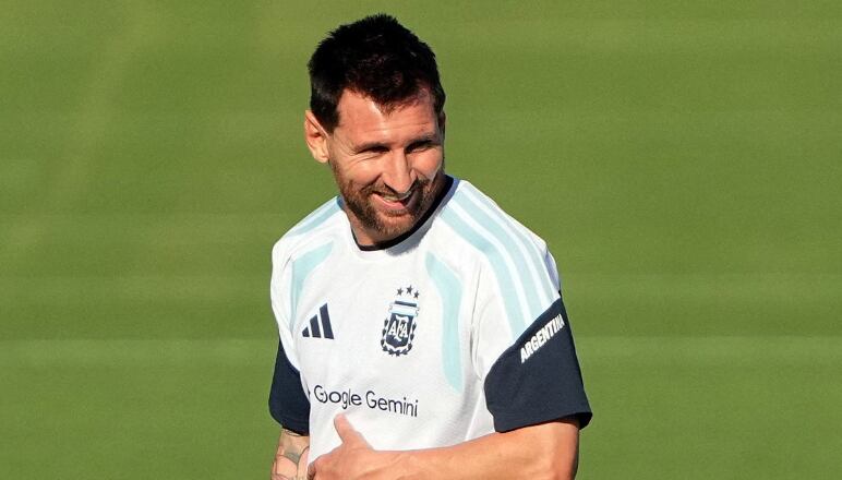 Em 2007, Lionel Messi marcou dois gols pela seleção argentina em um amistoso contra a Argélia