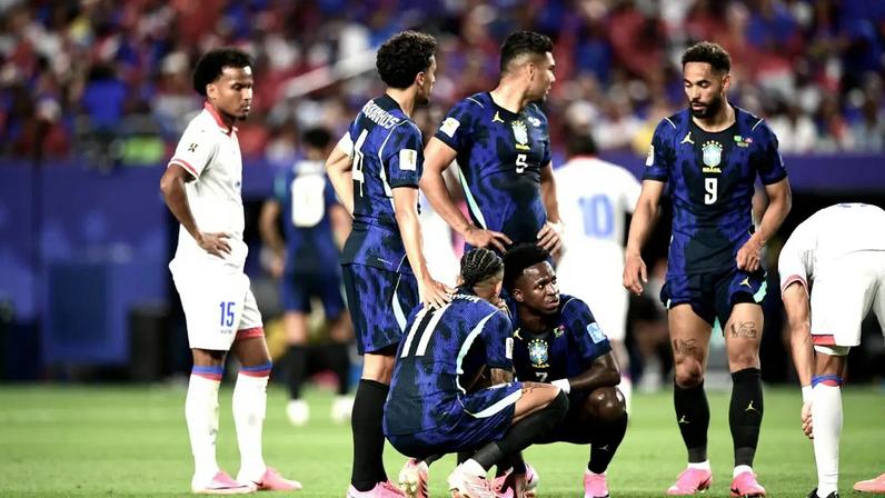Antes de ser substituído, Raphinha se agachou e foi consolado pelos companheiros (Alexandre Battibugli/VEJA)