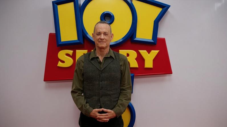 Tom Hanks comenta sigilo em Toy Story 5: eles não confiam em nós