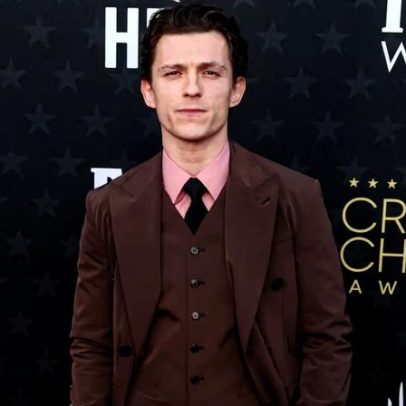 Tom Holland relembra fase de excessos com álcool e solidão