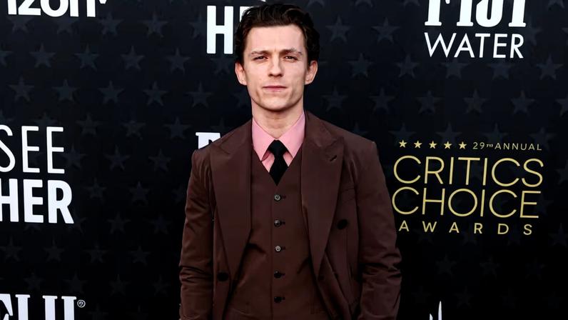 Tom Holland relembra fase de excessos com álcool e solidão