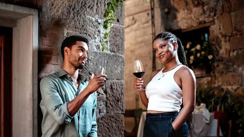 Regé-Jean Page e Halle Bailey estrelam 'Eu & Você na Toscana', comédia romântica em cartaz nos cinemas brasileiros