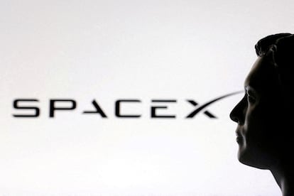 Un modelo en miniatura impreso en 3D de Elon Musk y un logotipo de SpaceX.