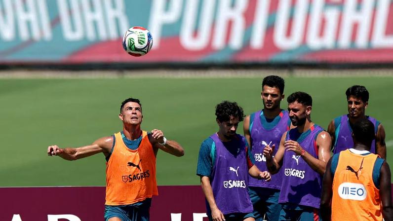Cristiano Ronaldo com os companheiros em treino da seleção de Portugal.