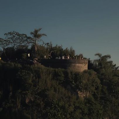 Turistas se deitam no chão em mirante no Rio durante tiroteio