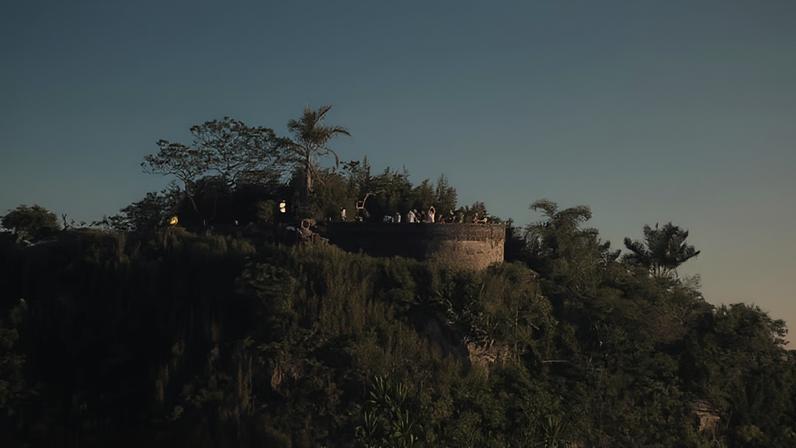 Fotógrafo registrou rajadas e pessoas se abaixando no Mirante dona Marta, em Botafogo. Ele estava com um grupo de 60 pessoas que tinham ido ao local para ver o sol nascer