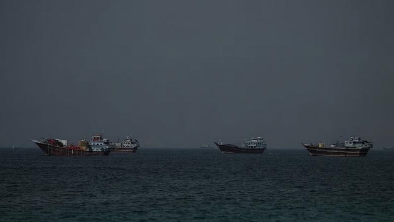 Embarcações no Estreito de Ormuz, vistas de Musandam, Omã