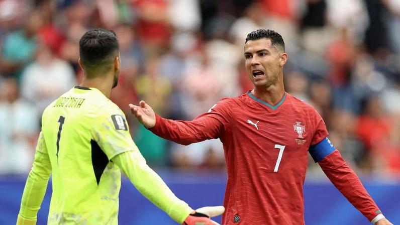 Cristiano Ronaldo reclamou com Diogo Costa após Portugal conceder o empate à RD Congo.