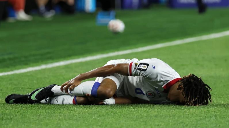 Jogador do Haiti desmoronado em jogo contra a Escócia: tadinhos. (Foto: EFE/EPA/GREG M. COOPER)