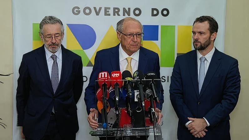 vice-presidente da República, Geraldo Alckmin, ao lado do ministro da Fazenda, Dario Durigan, e do ministro da Indústria, Márcio Elias Rosa