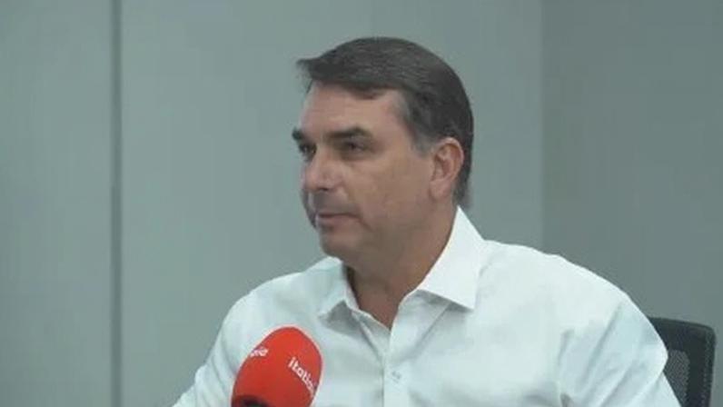 O senador Flávio Bolsonaro em entrevista à Rádio Itatiaia nesta terça (2)