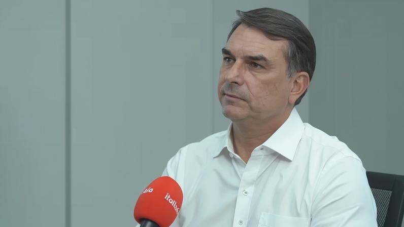 O senador Flávio Bolsonaro em entrevista à Itatiaia nesta terça (2)