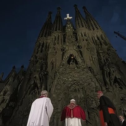 Papa Leão XIV abençoa e inaugura torre da Sagrada Família