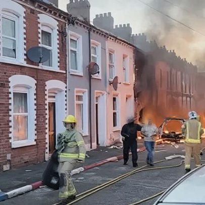Pessoas são socorridas durante protestos na Irlanda do Norte