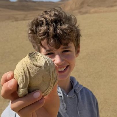 Criança encontra estatueta de 1.700 anos em trilha no deserto de Israel